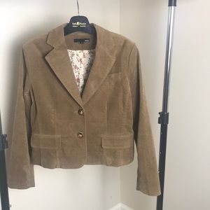 Brown fitted shirts blazer.